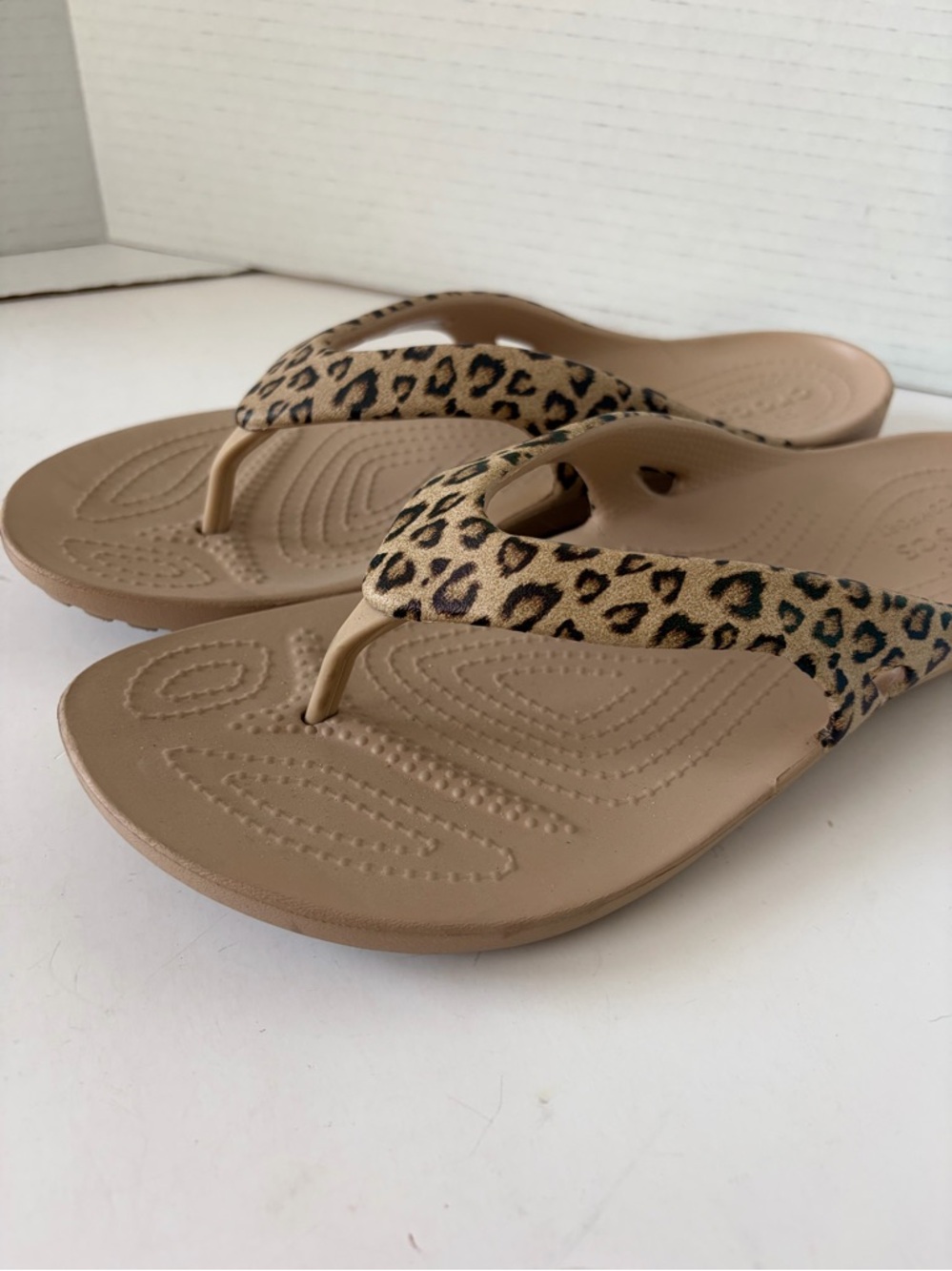 Crocs‎ Women's Kadee II Leopard Print Flip Flops - Picture 4 of 6